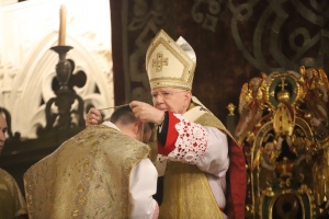 arcybiskup marek jędraszewski wręcza dystynktorium księdzu grzegorzowi kotali